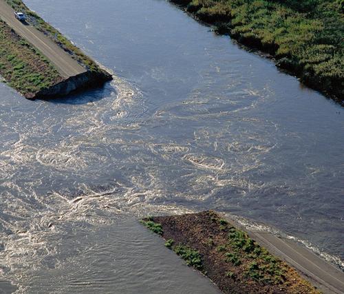 这张照片, courtesy of the California Department of Water 资源, depicts a recent levee breach in the 萨克拉门托-圣华金三角洲.